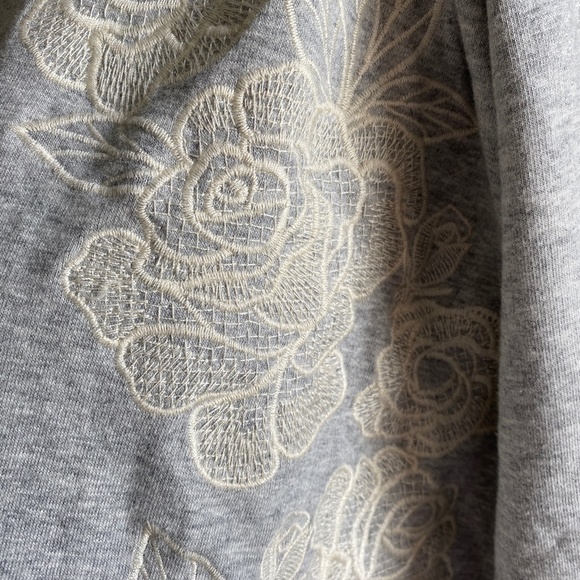 Love & Legend Women's Gray Cold Shoulder Floral Embroidered Sweatshirt Size 1X - Picture 4 of 11